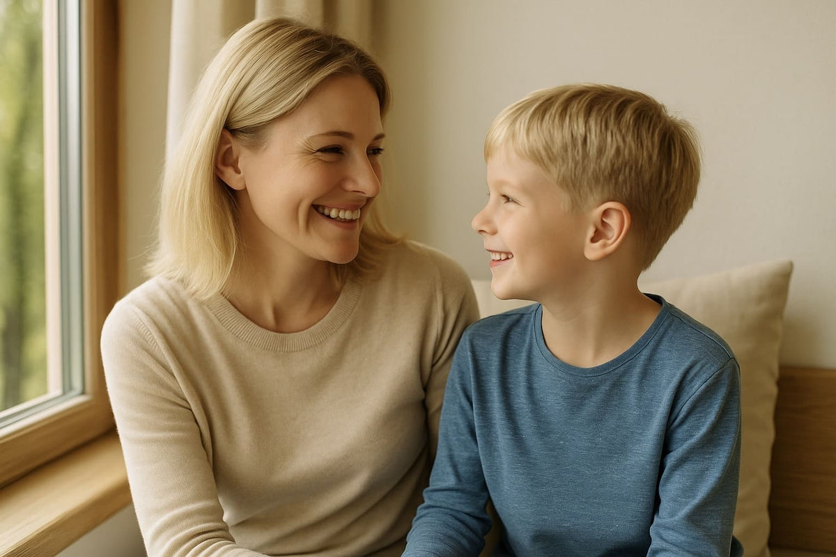 Mutter und Sohn unterhalten sich zuhause über CBD