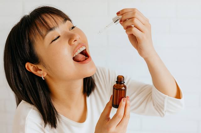 CBD Öl schlucken oder ausspucken bei der Anwendung